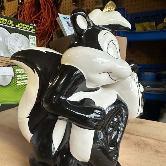 Pepe Le Pew and Penelope Piggy Bank - Picture 3 of 14